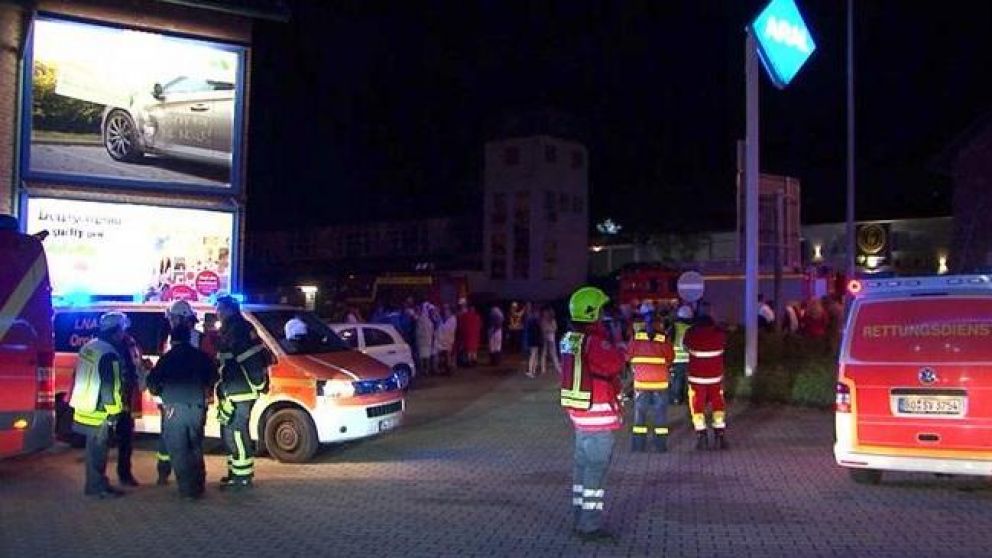 Las personas debieron abandonar la fiesta cuando sonó la alarma de incendios.