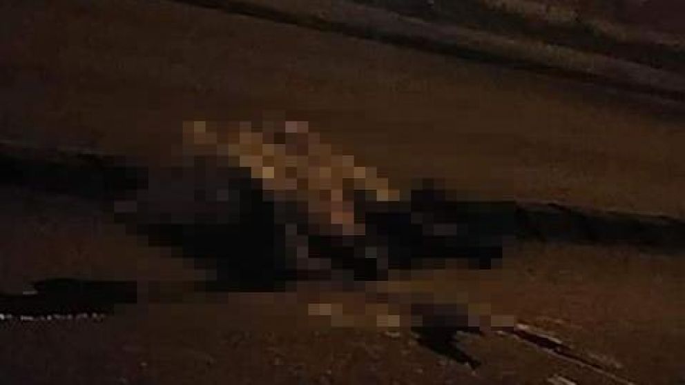 La mujer quedó tendida en el asfalto.