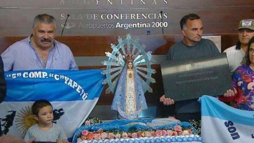 Los ex combatientes recibieron emocionados la figura de la Virgen.