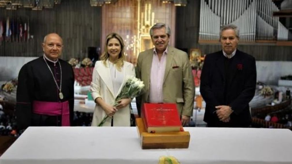 El líder del Frente de Todos, junto a su pareja, Fabiola Yáñez y el diputado Felipe Solá.