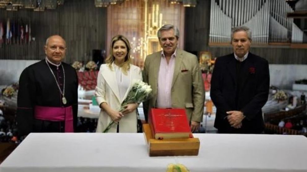 El líder del Frente de Todos, junto a su pareja, Fabiola Yáñez y el diputado Felipe Solá.