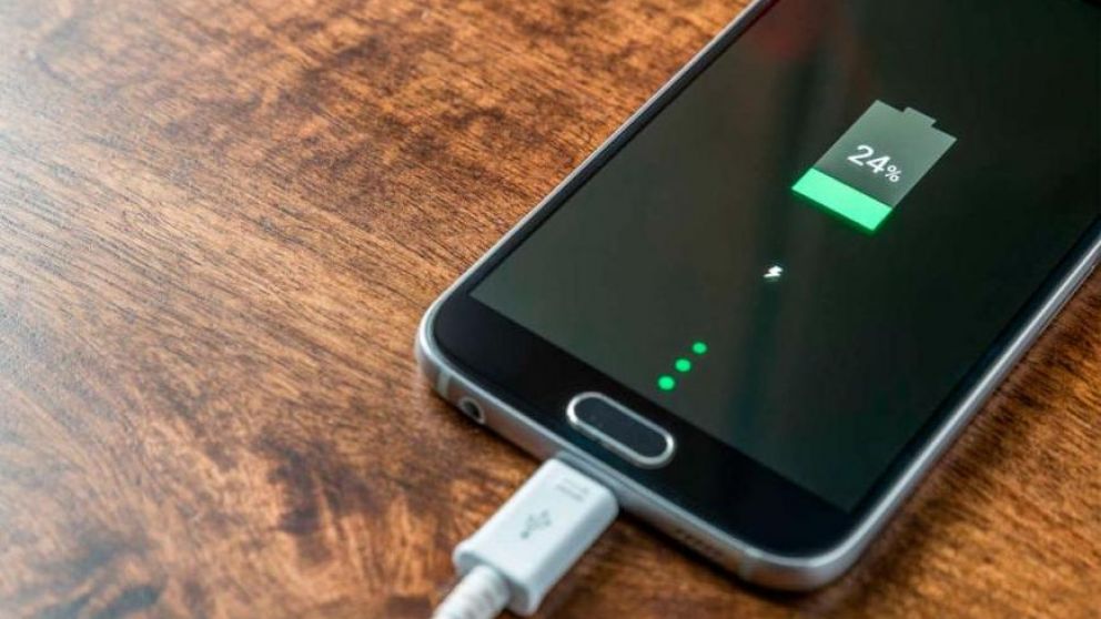 Una de las hip�tesis del deceso es que la v�ctima us� su celular mientras lo cargaba (Imagen ilustrativa).