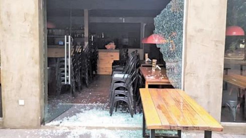 Destruyteron al blindel del local, en City Bell, con una maza.