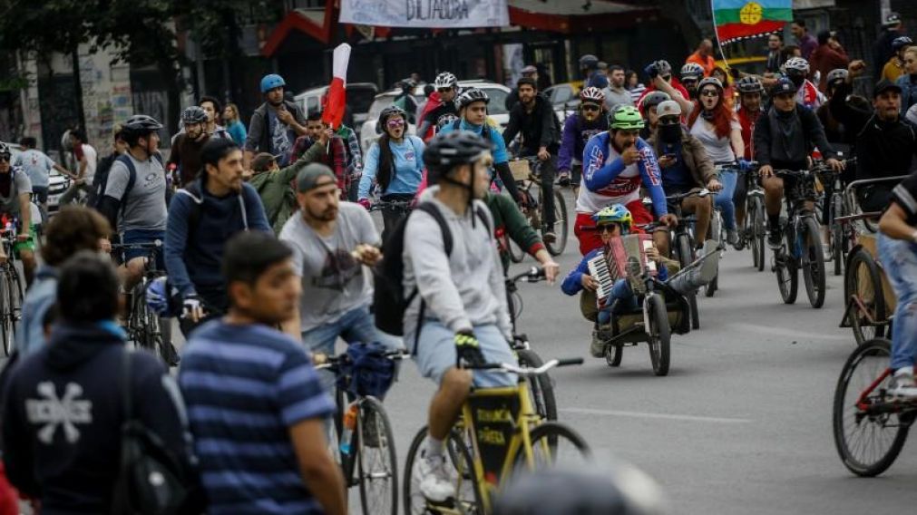 La protesta de miles de ciclistas frente a la casa particular del mandatario.