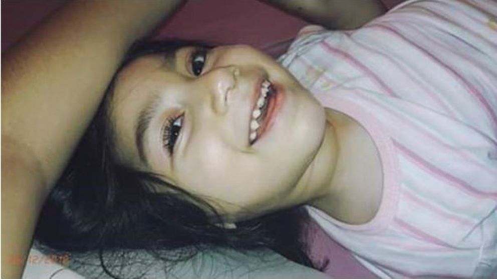 A pesar de todo, la pequeña no pierde su sonrisa.