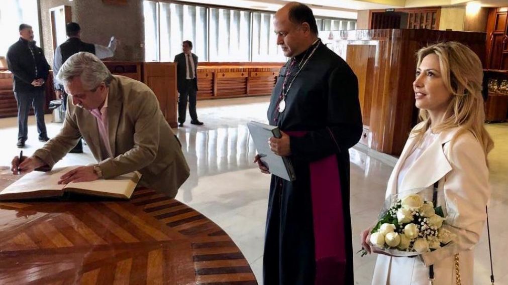 El presidente electo Alberto Fernández firmando el libro de visitas.