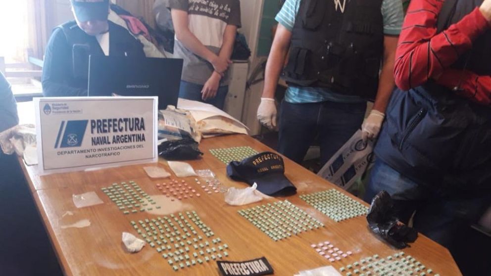 Parte de los estupefacientes secuestrados (Prefectura).