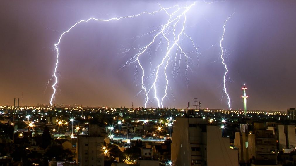 La lluvia y los fuertes vientos se hacen sentir en Buenos Aires.