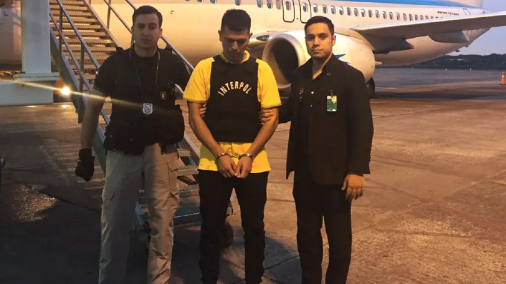 El detenido, Waldo Servian Riquelme, de 33 años, custodiado por agentes de Interpol.