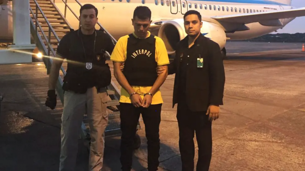 El detenido, Waldo Servian Riquelme, de 33 años, custodiado por agentes de Interpol.