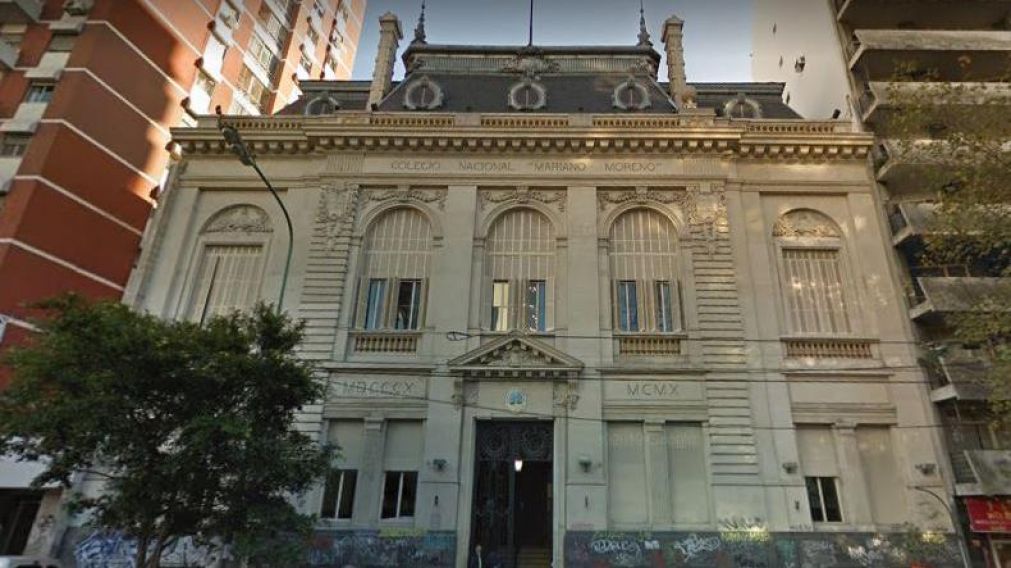 El colegio está situado en la avenida Rivadavia(Google Street View).