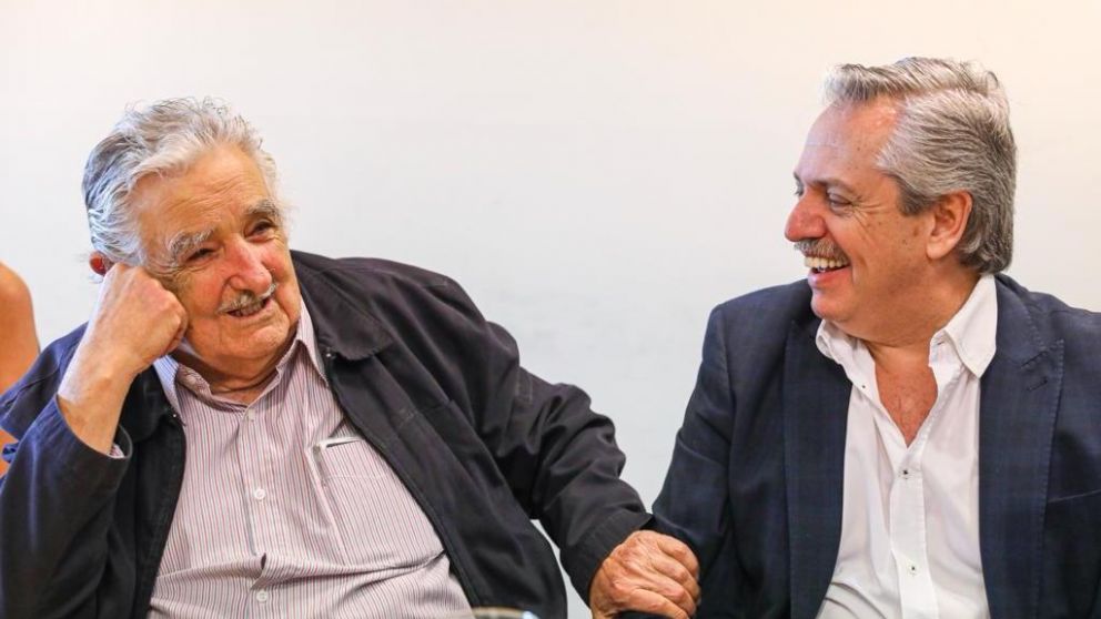 Alberto Fernández está junto a Pepe Mujica.