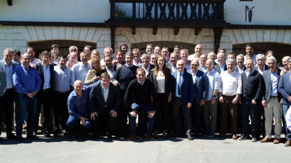 Los intendentes posaron junto a la gobernadora María Eugenia Vidal.