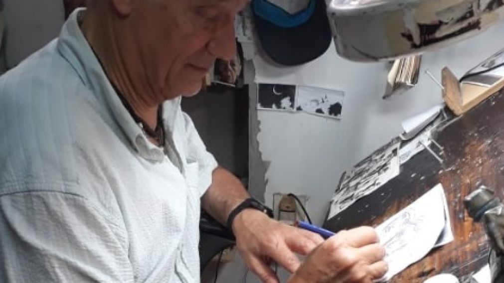 Falugi pasa más de 12 horas diarias dibujando.