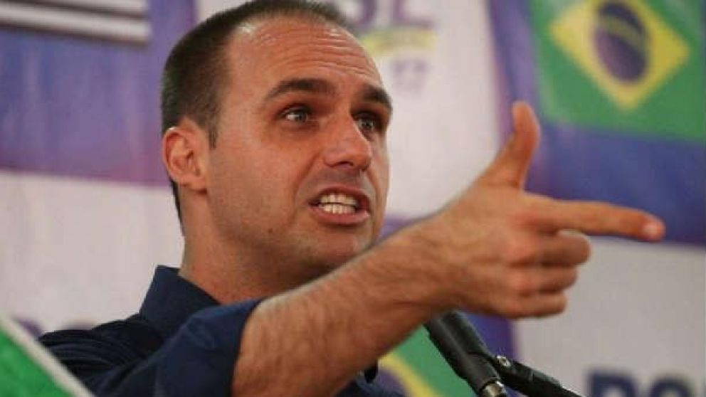El polémico Eduardo Bolsonaro, otra vez habló de "dictadura".