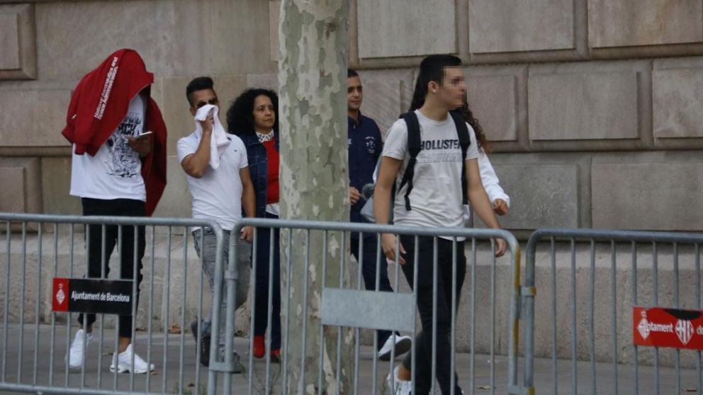 Algunos de los chacales se taparon la cara mientras ingresaban al tribunal.