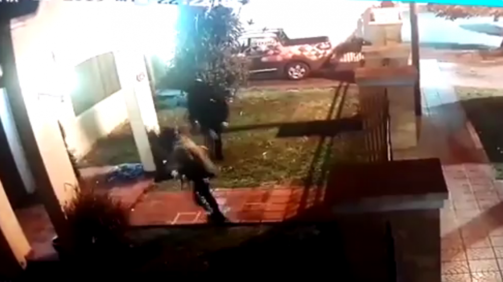 La banda quedó filmada por las cámaras de seguridad.