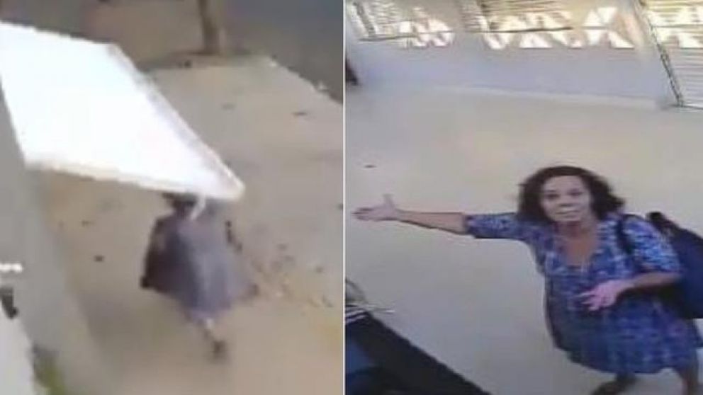 La mujer fue inducida por la fuerza del portón (Captura video).