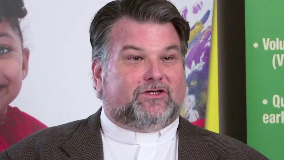 El pastor fue hallado muerto dentro de su vivienda.