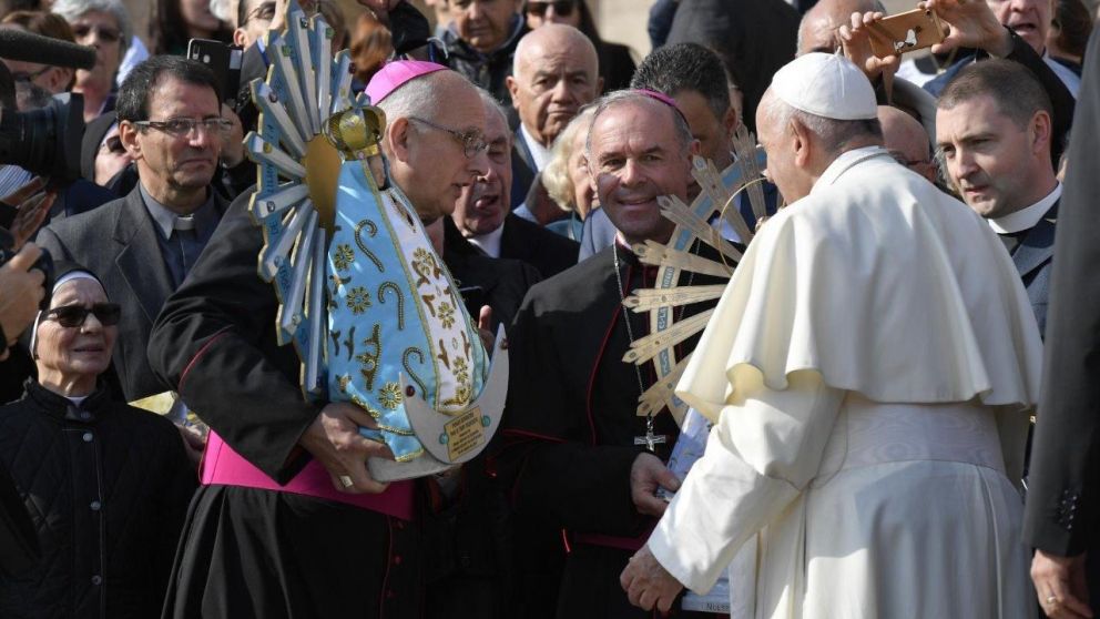 La Virgen de Luján, entre los obispos y el Francisco. (Twitter).