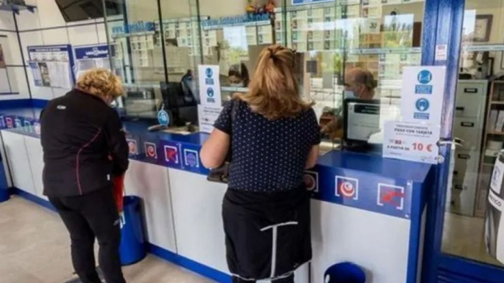 Ganó la lotería dos veces seguidas, se llevó una fortuna y su vida cambió por completo: "No puede ser".