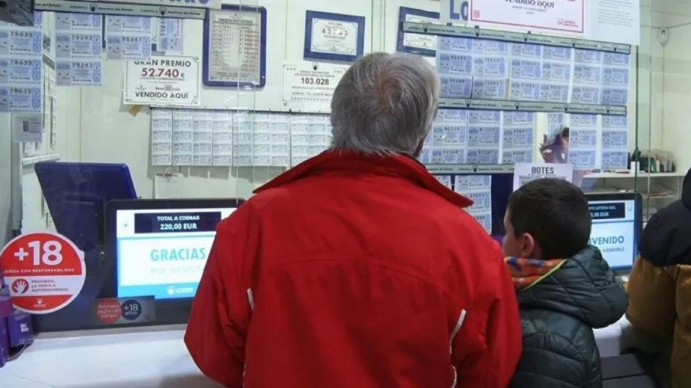 Creyó que perdió todo en la lotería, volvió a revisar los tickets y se llevó una gran sorpresa: ¡Fue un buen sentimiento!