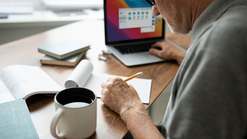 Los jubilados que pueden siguen trabajando para subsistir (Imagen ilustrativa).