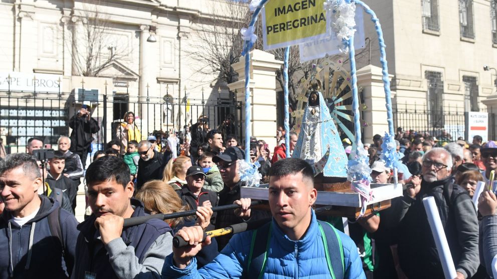 LA TRADICIONAL PEREGRINACI�N CON LA IMAGEN DE LA VIRGEN.