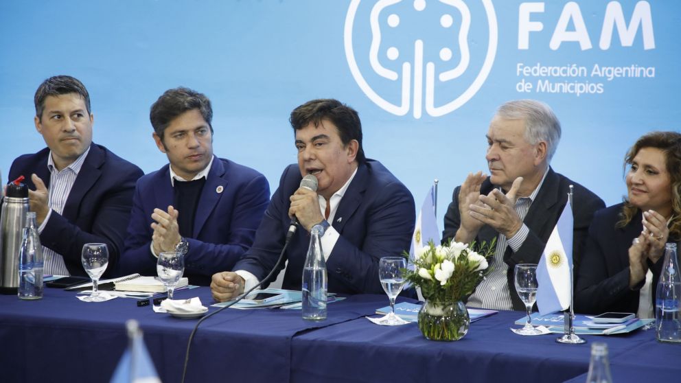 Intendentes de todo el pa�s exigen un cambio de rumbo econ�mico y social al Gobierno nacional.
