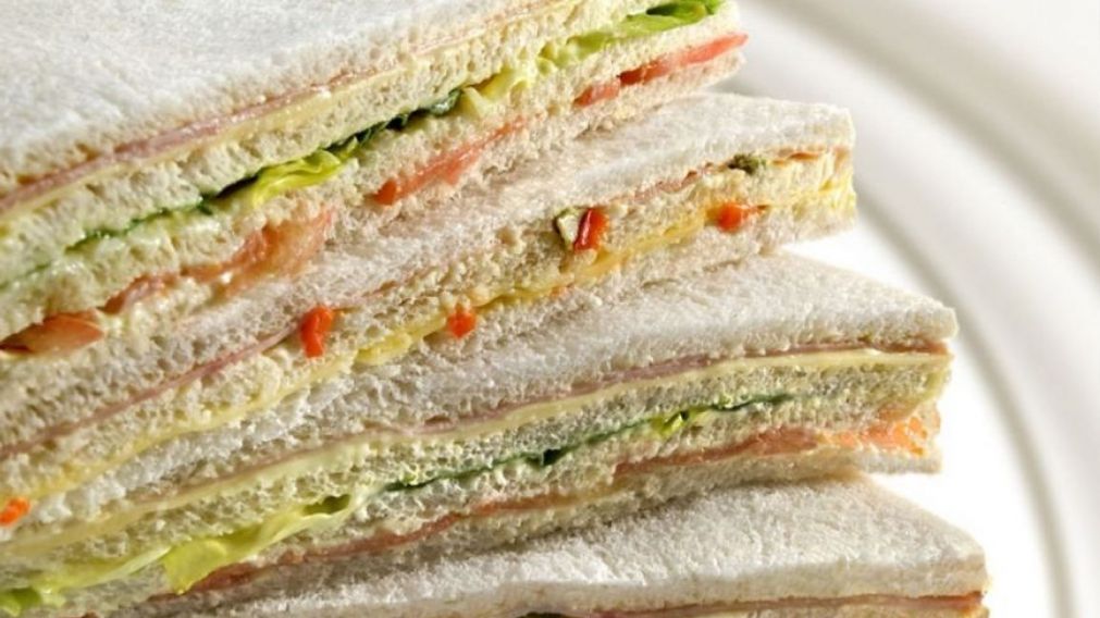 Escapada gastronómica: el pueblito cerca de CABA que celebra la Fiesta de la Harina, con el sándwich de miga más grande.