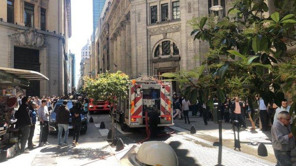 Bomberos, Policía Federal y ambulancias del SAME se encuentran presentes en el lugar.
