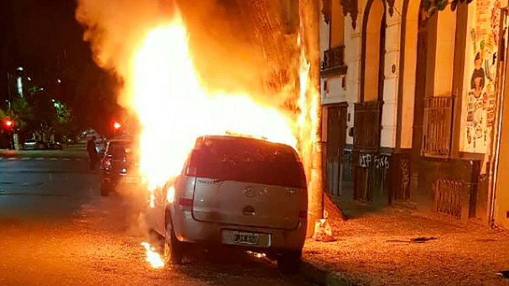 El auto quedó totalmente destrozado por las llamas.