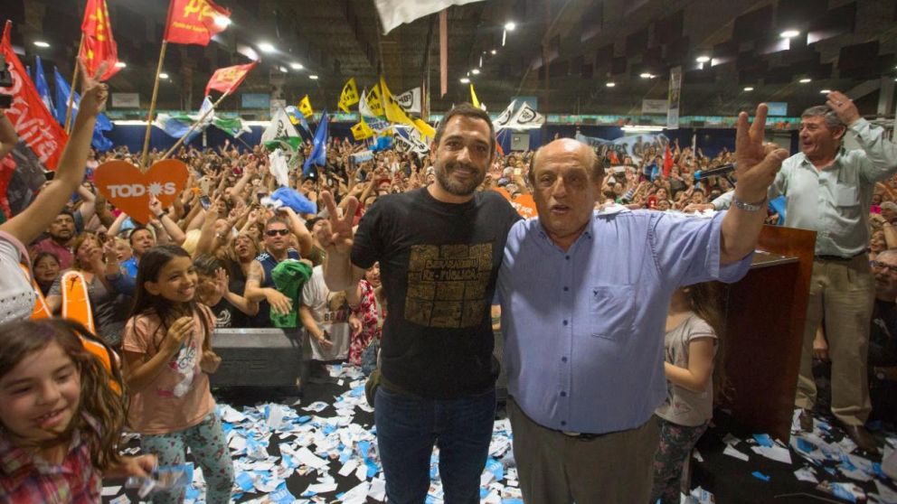 El jefe comunal electo, junto al actual intendente.