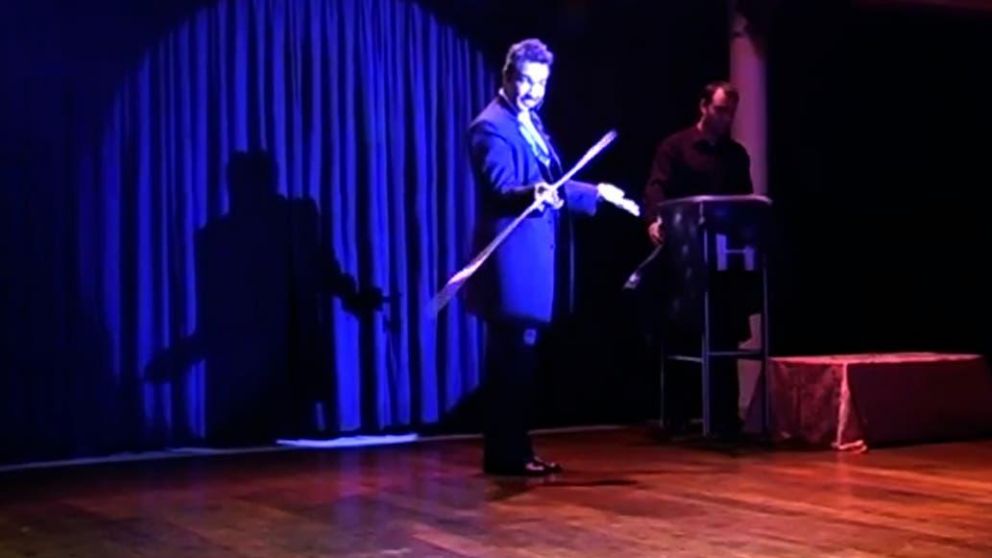 Alex en una de sus presentaciones de magia.