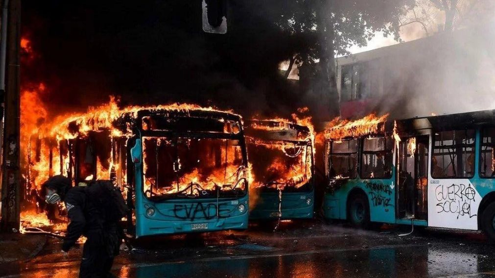 Continúan los incidentes en Santiago y otras regiones de Chile.