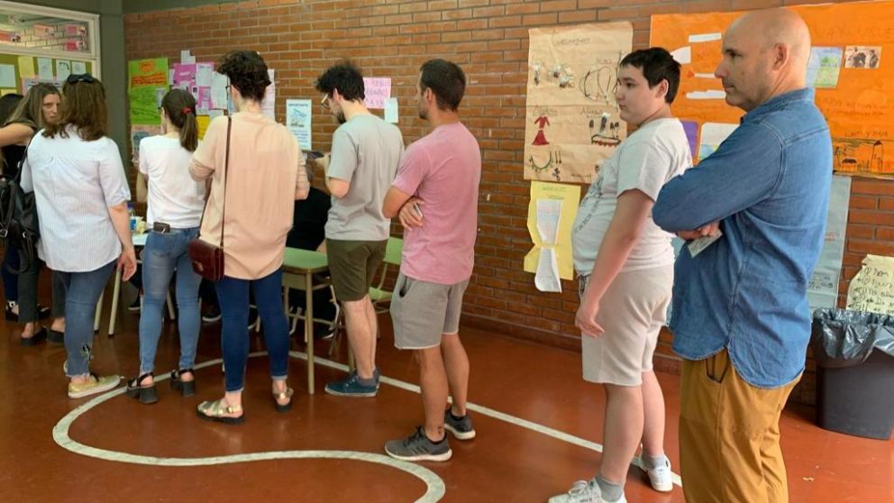 Felipe ingresó junto a su papá al cuarto oscuro en una escuela de Belgrano.