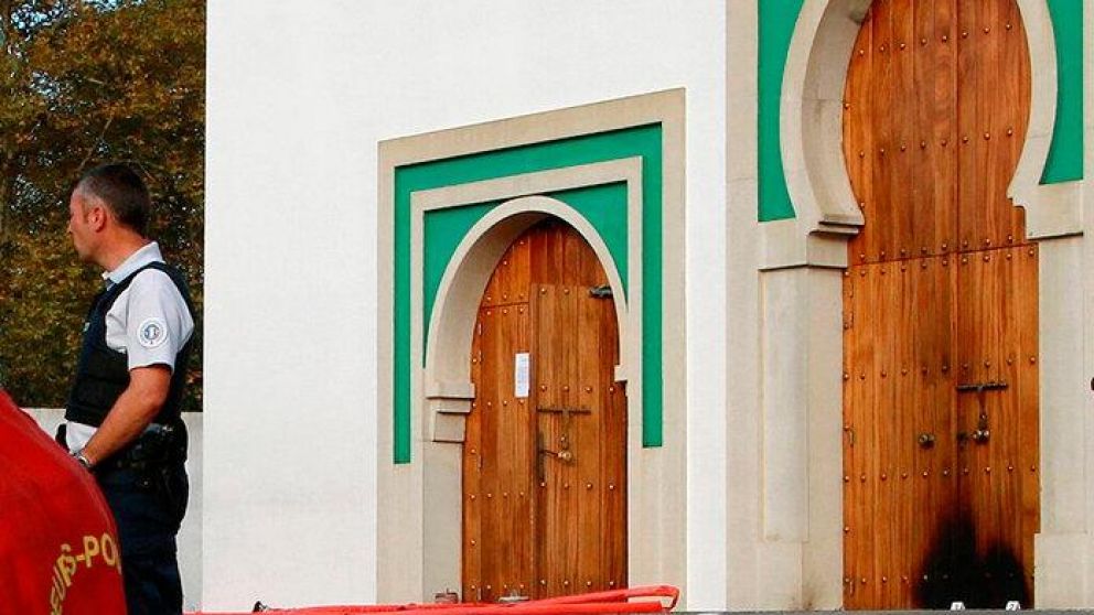 Así quedó la puerta de la mezquita tras el ataque.