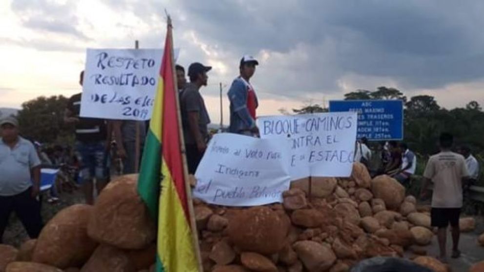 Los manifestantes bloquean las rutas