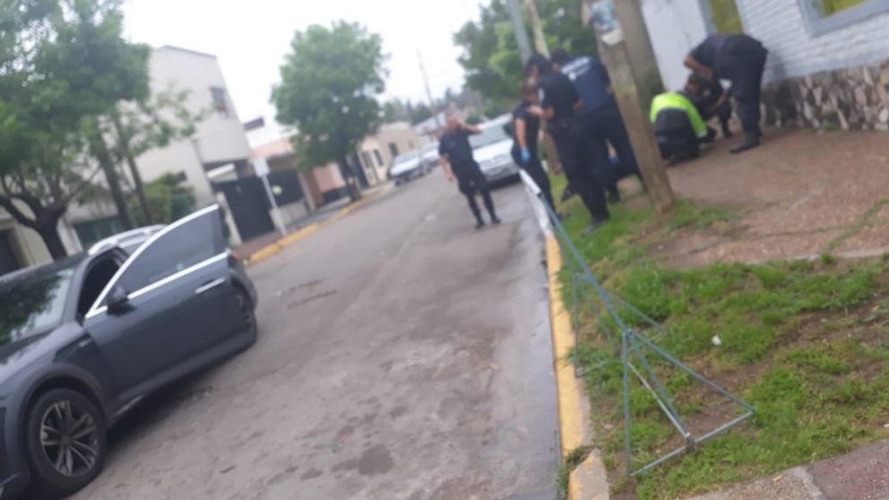 El hombre quedó tirado en la vereda y falleció rumbo al hospital.
