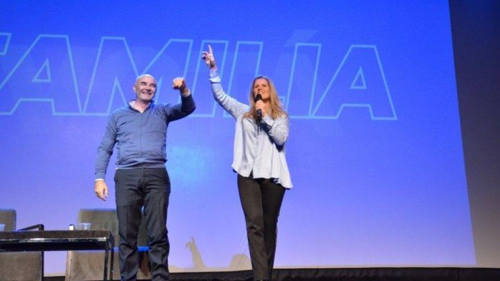 La fórmula presidencial por el Frente NOS, integrada por Juan José Gómez Centurión y Cynthia Hotton.