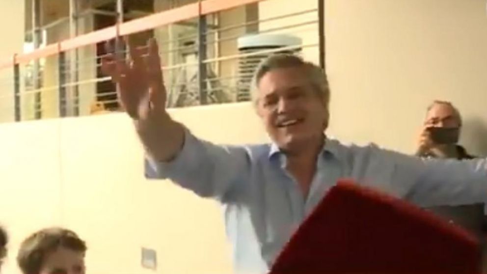 Decenas de personas esperaban a Fernández en la puerta de su casa (Captura de video),