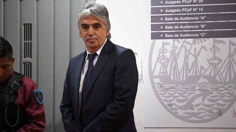 Así esperaba Ricardo Russo para ingresar a la primera audiencia del juicio en su contra. (Télam)