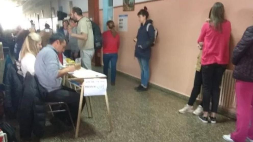 En esta mesa se repitió, como en las PASO, que un hombre entró al cuarto oscuro y orinó.(Gentileza EQSNotas)