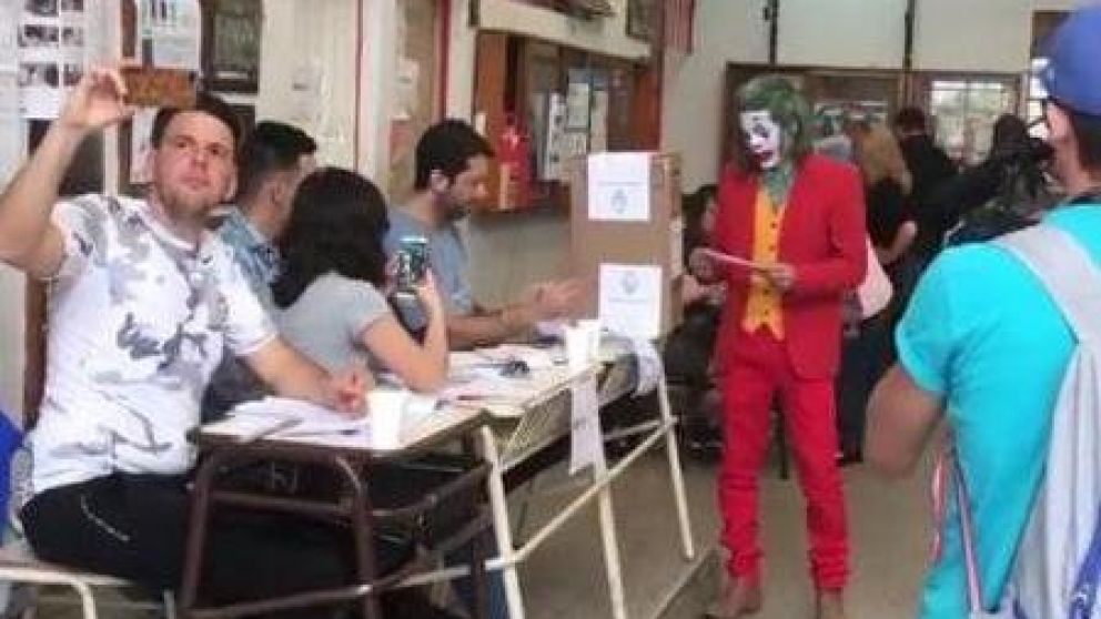 El momento en que "The Joker" metía el sobre en la urna.
