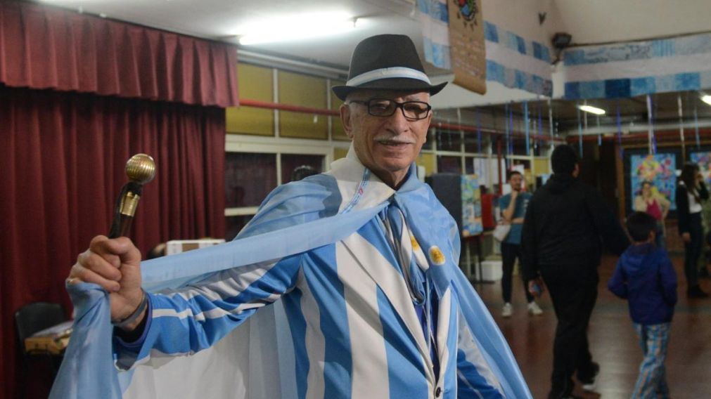El hombre vestido con los colores de la bandera argentina es uno de los momentos más bizarros. (Diario Crónica/Hernán Nersesian)