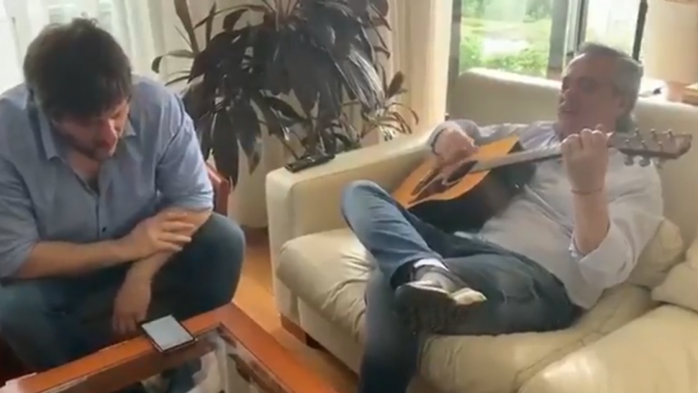Alberto Fernández junto a Leandro Santoro. (Captura video)