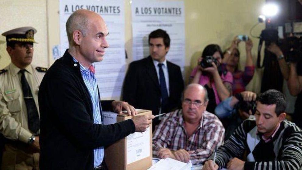 Horacio Rodríguez Larreta votó en la Facultad de Derecho. (Twitter)