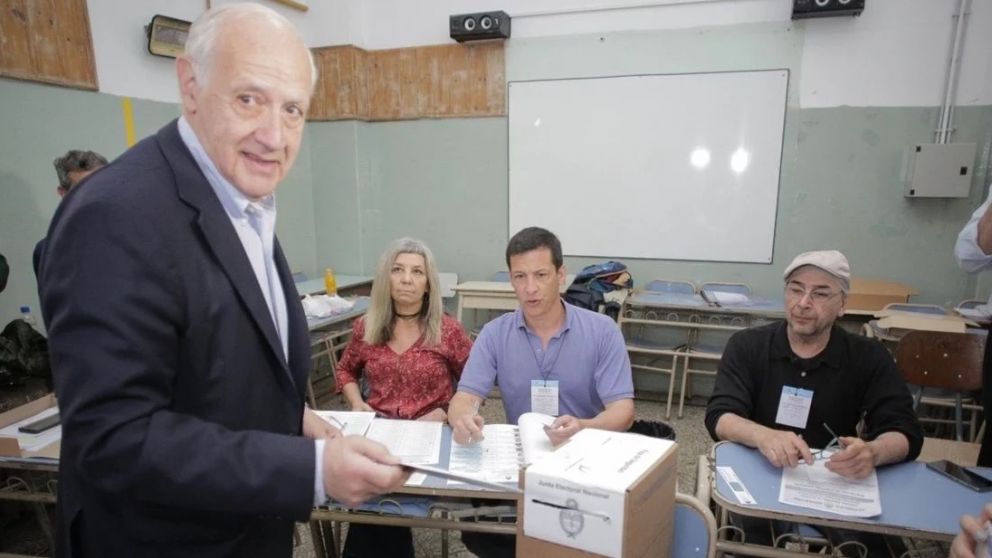 Roberto Lavagna votó en una escuela del barrio porteño de Saavedra.
