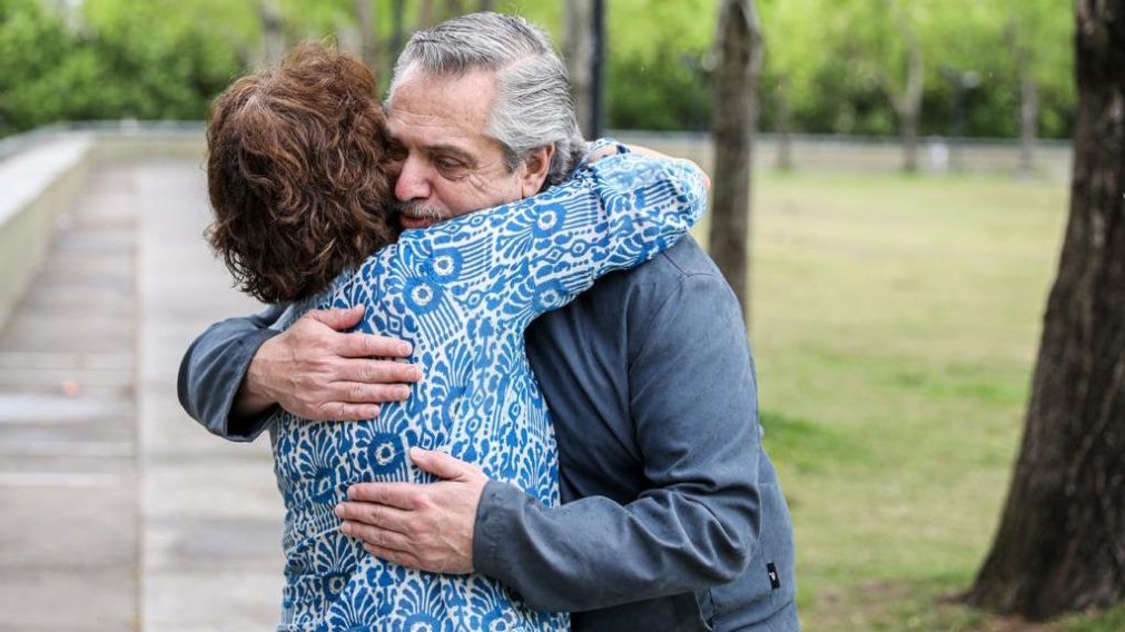 Muchos vecinos se acercaron a saludar afectuosamente a Alberto Fernández.