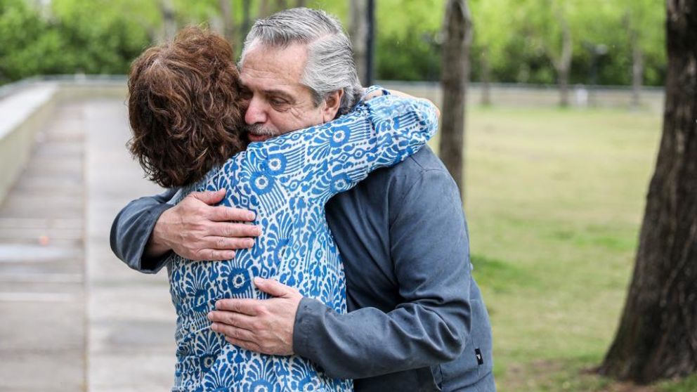 Muchos vecinos se acercaron a saludar afectuosamente a Alberto Fernández.